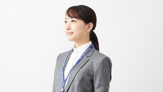 個別指導をする講師と、生徒たちの様子