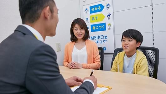 生徒と講師の揃った塾の様子