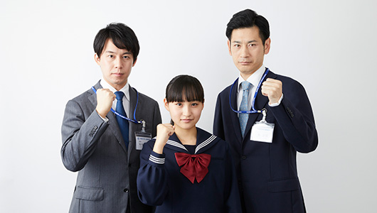 拳を握りやる気を見せる塾講師たち